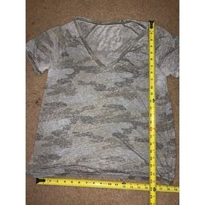 American Eagle Womens Grey Camo V-Neck Short Sleeve T-Shirt Size Medium T56-41